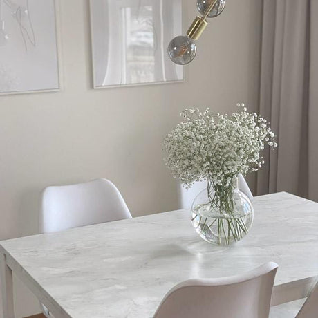 Kontaktplast med hvit marmortekstur matt finish på kommode
