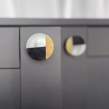 Møbelknott i moderne farger svart, hvit og gull – passer kjøkken og garderobe.