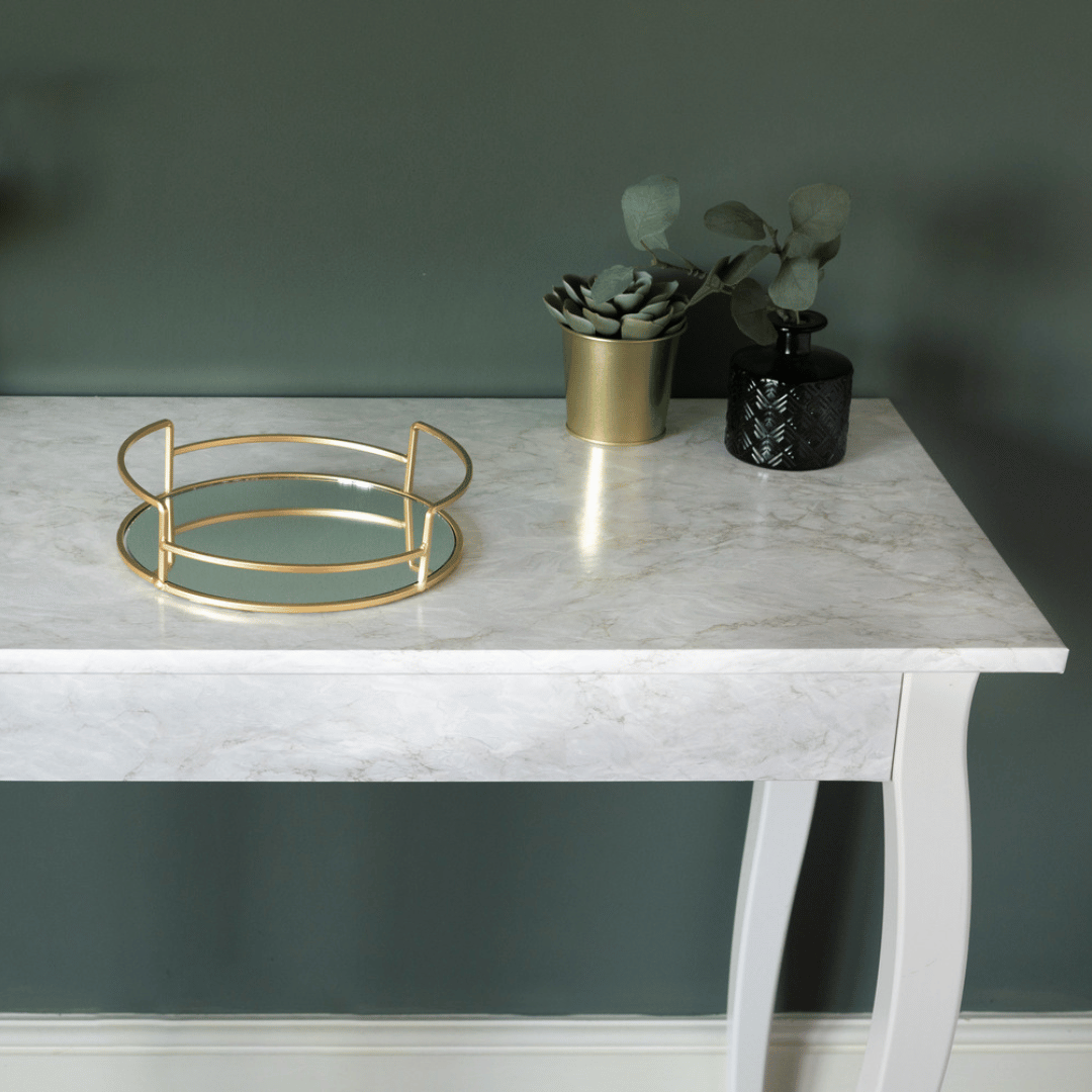 Kjøkkenbenkeplate fornyet med hvit marmor kontaktplast – elegant med gulldetaljer