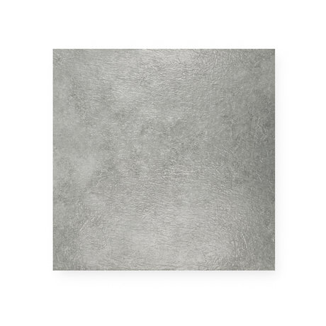 Lys betong selvklebende gulvfliser med grovkornet betongstruktur for moderne interiør