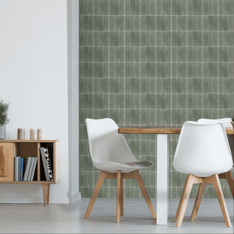 Grønne selvklebende fliser brukt som veggdekor i spisestue med lyse møbler og minimalistisk stil.