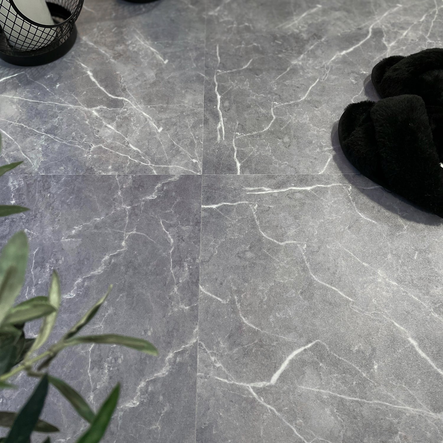 Selvklebende gulvfliser med mørk marmordesign og hvit marmorering.