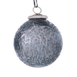 Enkel grå, teksturert julekule i glass – med sølvfeste og svart oppheng.