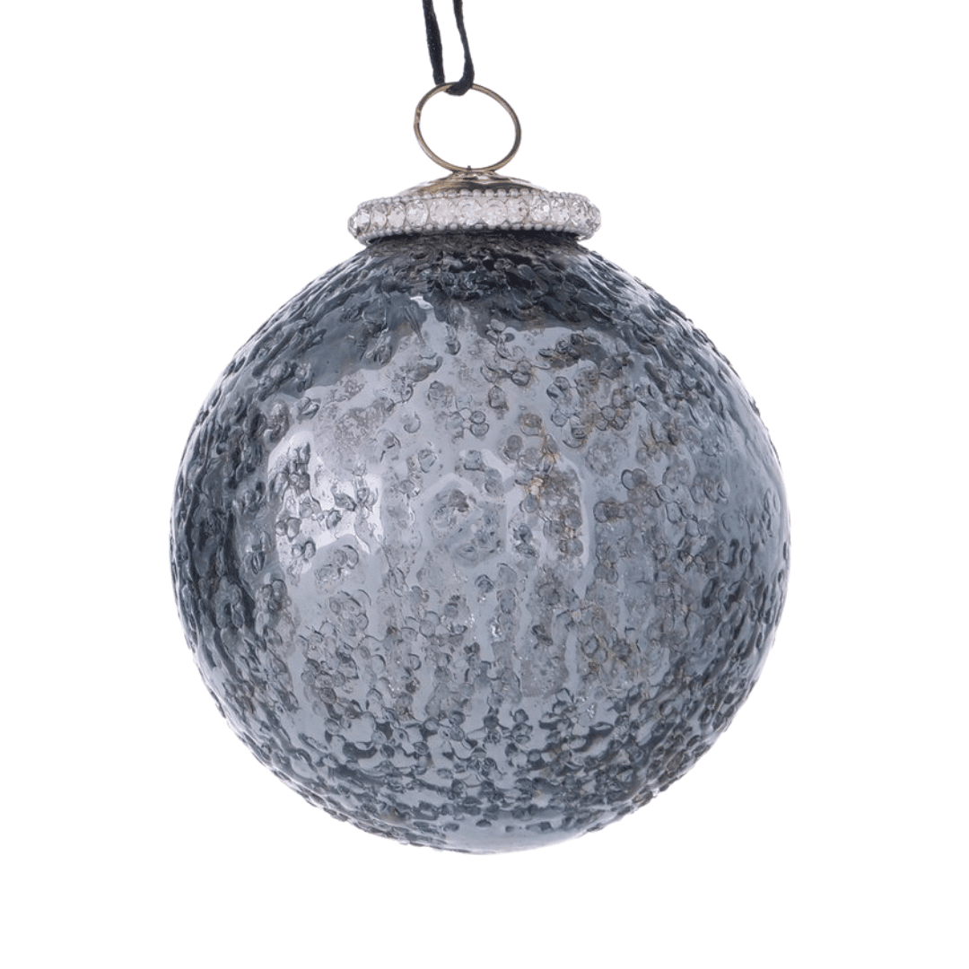 Enkel grå, texturerad julkula i glas – med silverfäste och svart upphängning