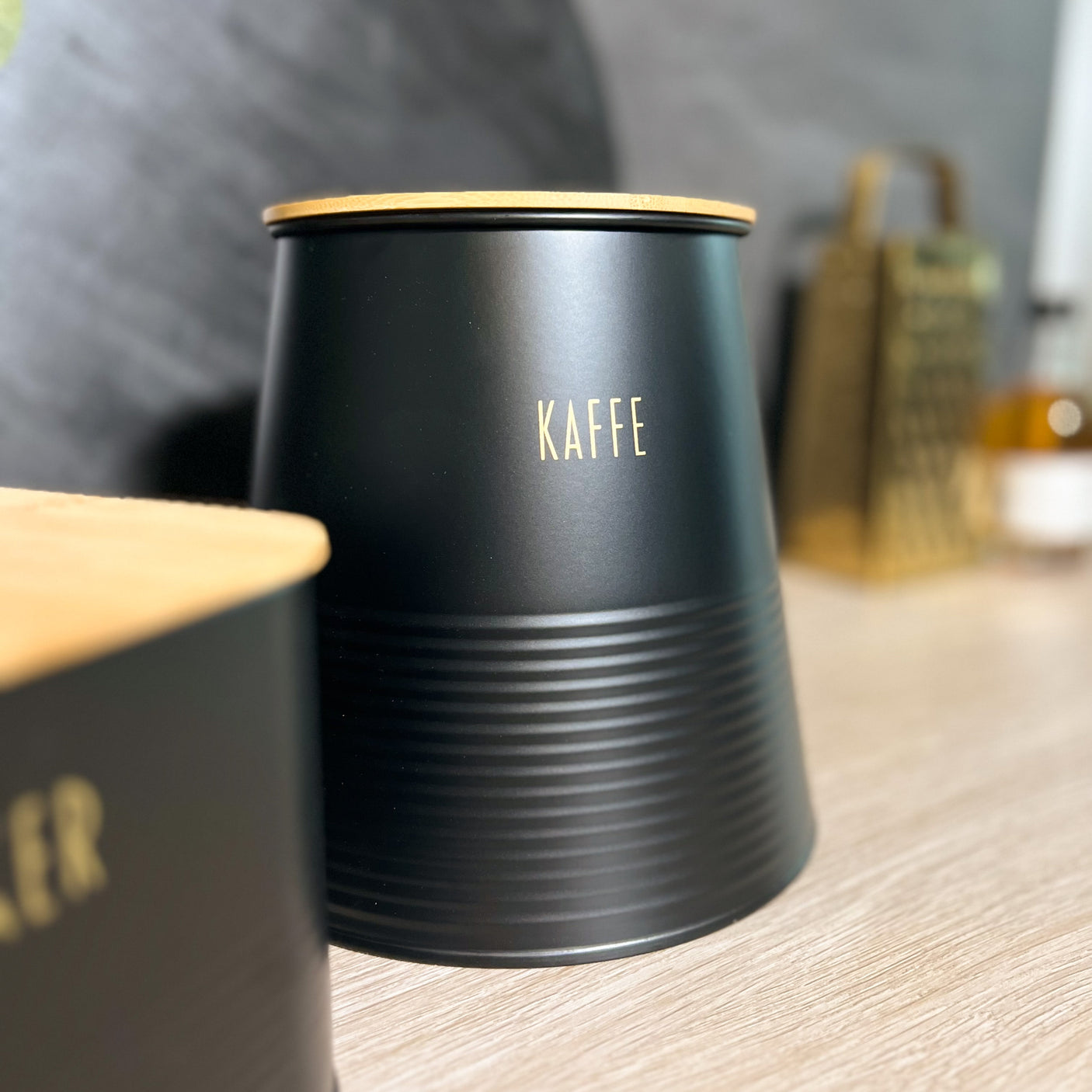 Boks kaffe, sort metall
