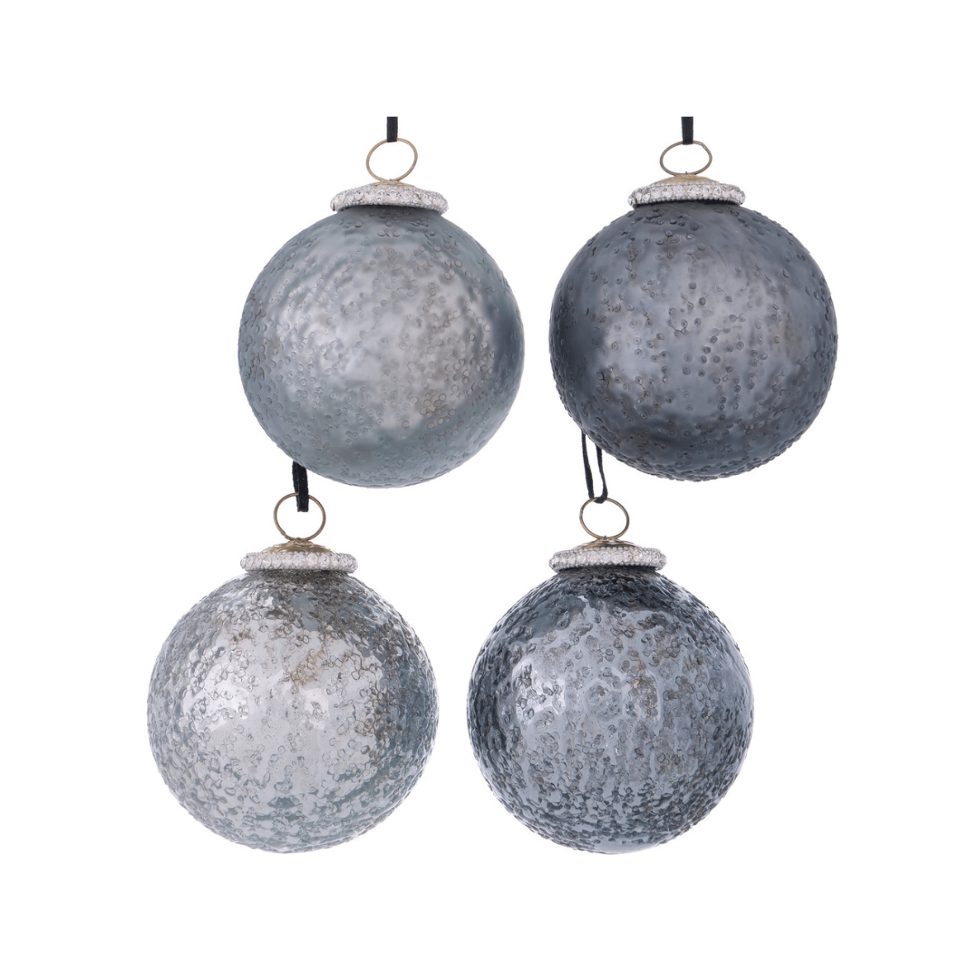 Fyra grå, texturerade julkulor med silverfäste – klassisk och elegant julpynt.