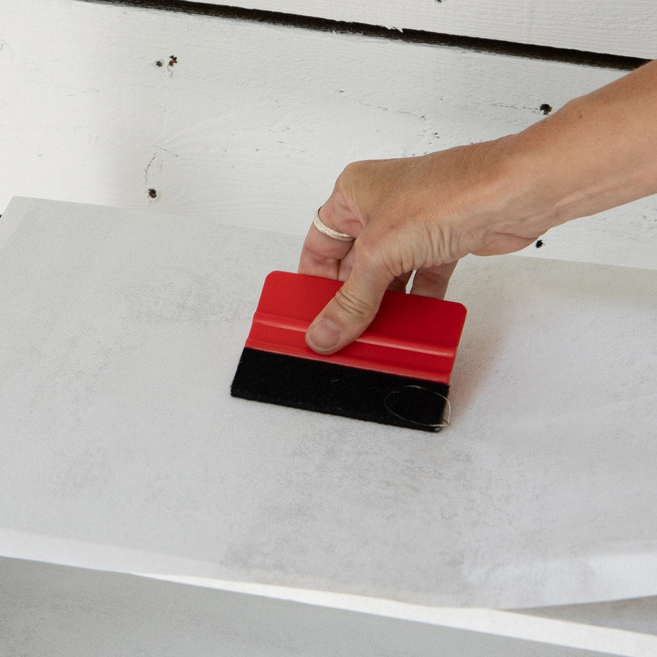 "Kjøkkenbenkeplate fornyet med mikrosement hvit kontaktplast moderne skandinavisk kjøkken betong look"

