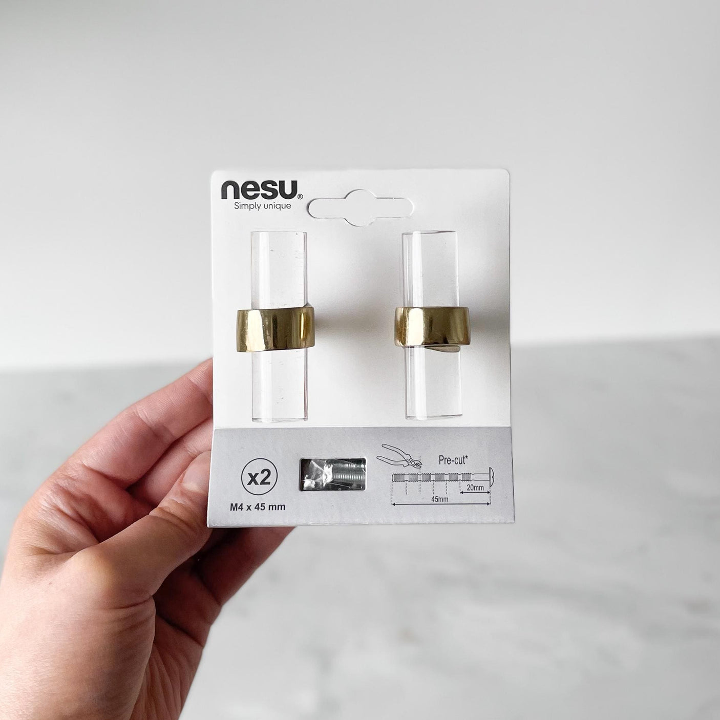 Pakke med to Nesu T-bar knotter i glass og messing, inkludert skruer.