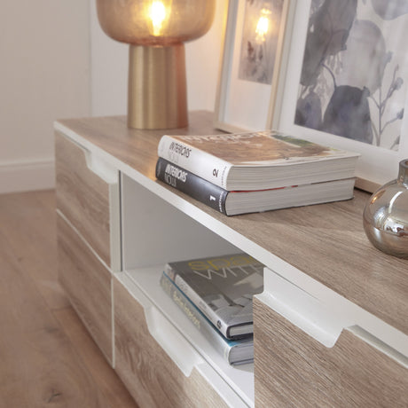 TV-benk fornyet med Sonoma Eik Lys kontaktplast – gir et naturlig, lyst og moderne uttrykk til stue eller oppholdsrom