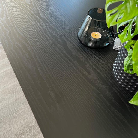 Moderne kontaktplast i sort matt finish perfekt for bord og dører.