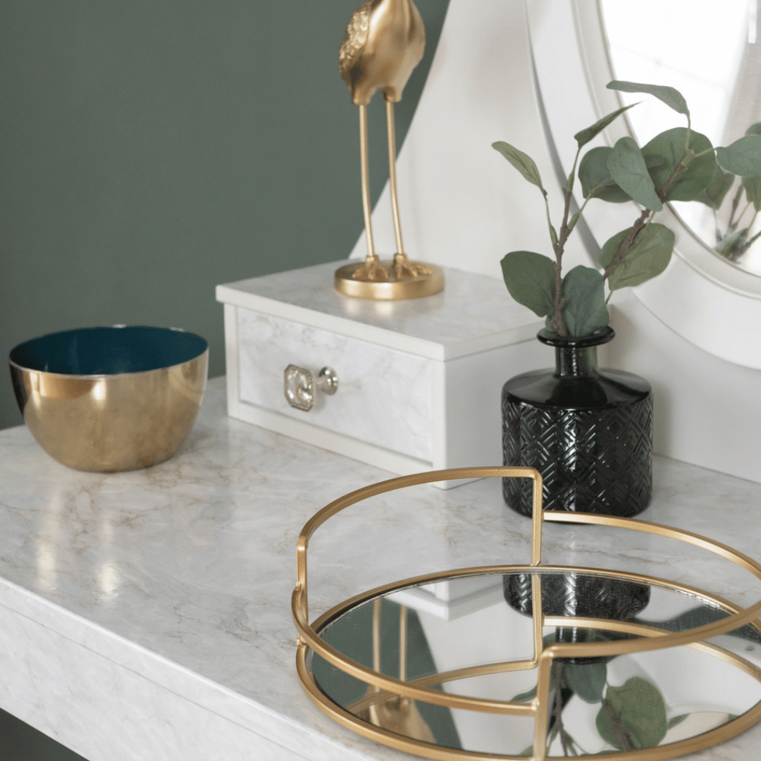 Nærbilde av Cortes marmor gold kontaktplast – hvit marmor med beige og gullfargede årer