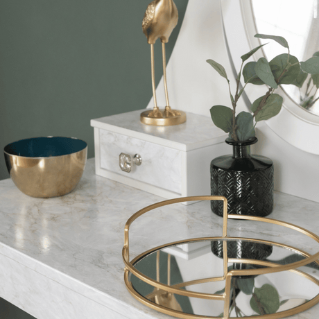 Nærbilde av Cortes marmor gold kontaktplast – hvit marmor med beige og gullfargede årer