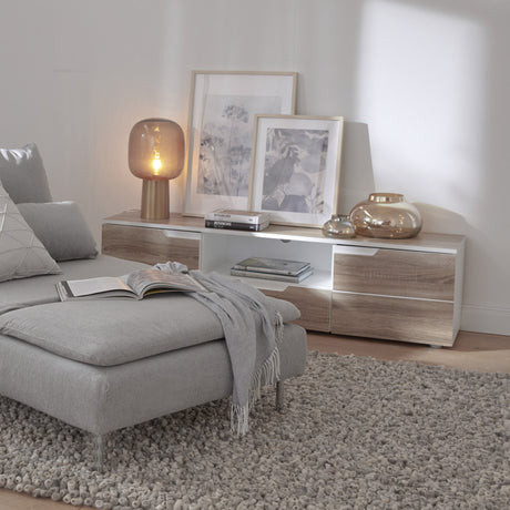 Stue med TV-benk fornyet med Sonoma Eik Lys kontaktplast – gir en lun, moderne og naturlig stil til hjemmet ditt