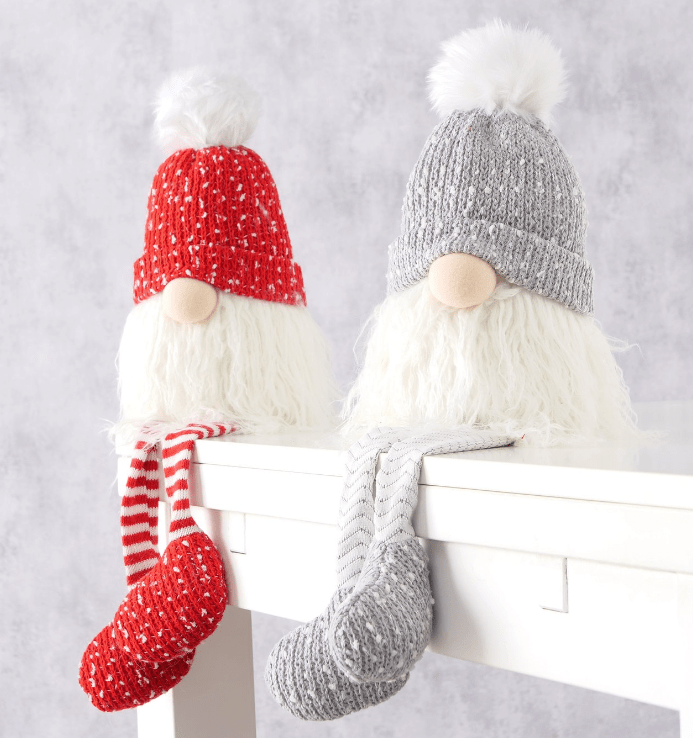 Dekorativ sittende nisse med lue og skjegg, perfekt til sofa og hylle.