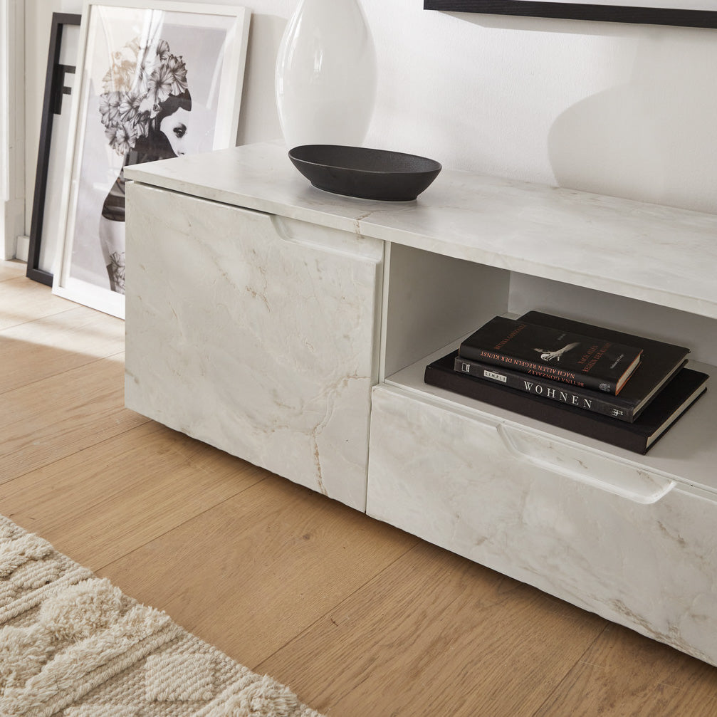 Kontaktplast med hvit marmor matt overflate på møbler
