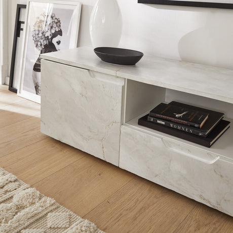 Kontaktplast med hvit marmor matt overflate på møbler
