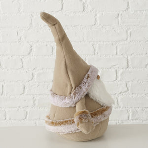 Dekorativ nissefigur Brodie i beige, sittende med hendene ut.