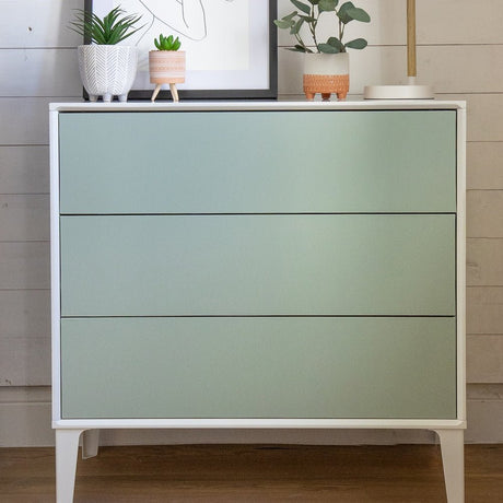 Grønn kontaktplast i matt sage green brukt til å fornye en kommode med moderne uttrykk.