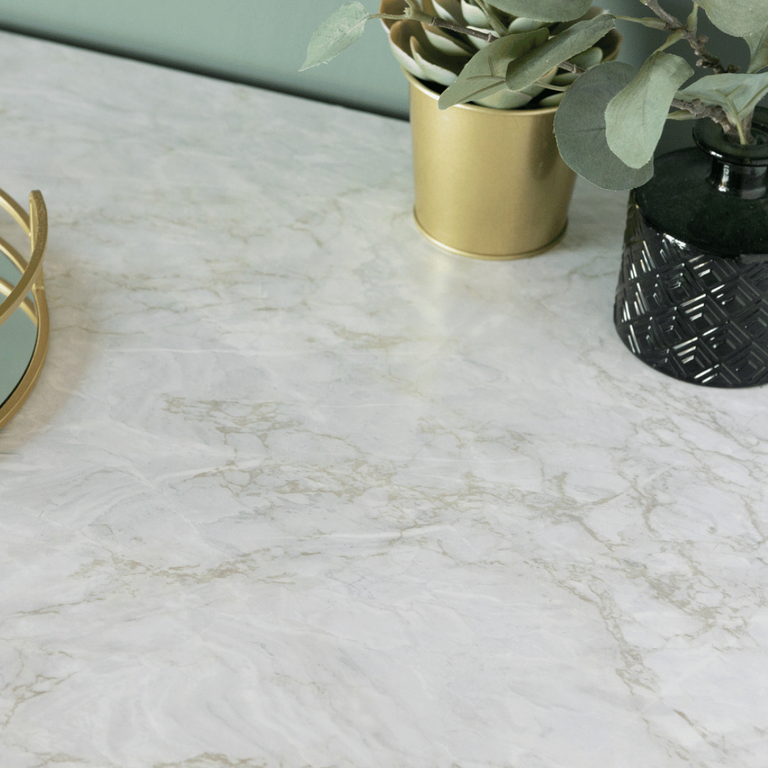 Selvklebende marmorfolie hvit gull på bordplate – d-c-fix Cortes serie
