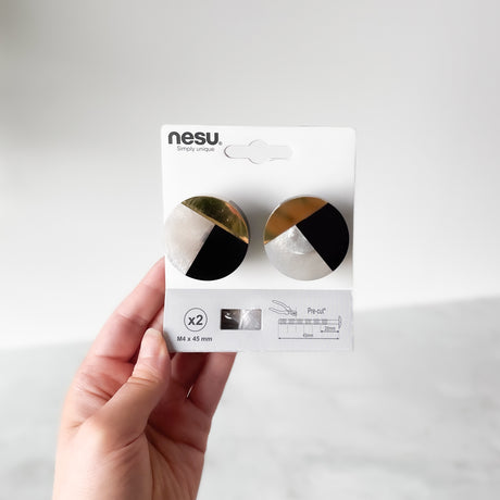 Elegant knott i rund form med svart, hvit og gull detaljer.