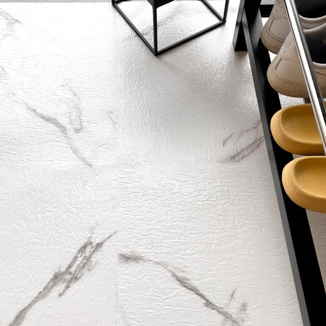 Selvklebende gulvfliser i hvit marmor for enkel montering i gang og kjøkken"

