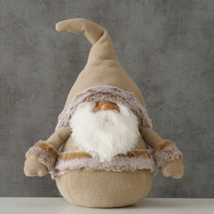 Nissefigur Brodie med høy hatt i beige, stående på hvitt bord.