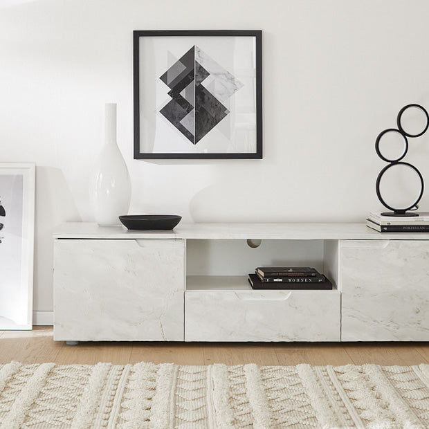 Marmor romeo hvit matt kontaktplast montert på kjøkkenbenk
