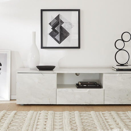 Marmor romeo hvit matt kontaktplast montert på kjøkkenbenk
