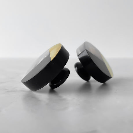 Rustikk inspirasjon: rund knott i svart, hvit og gull til skuffer og skap.